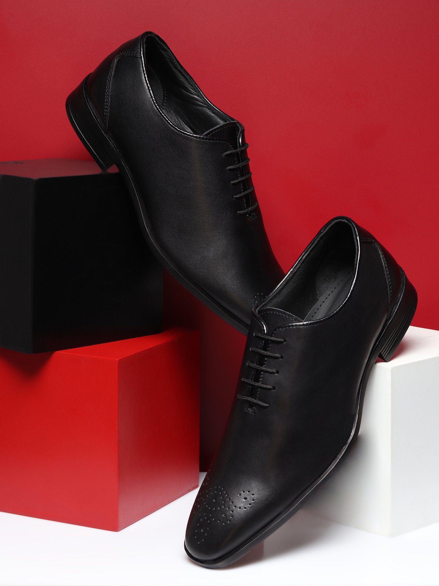 The Sanchez II is a sleek, mixed media Oxford with a medallion toe.
